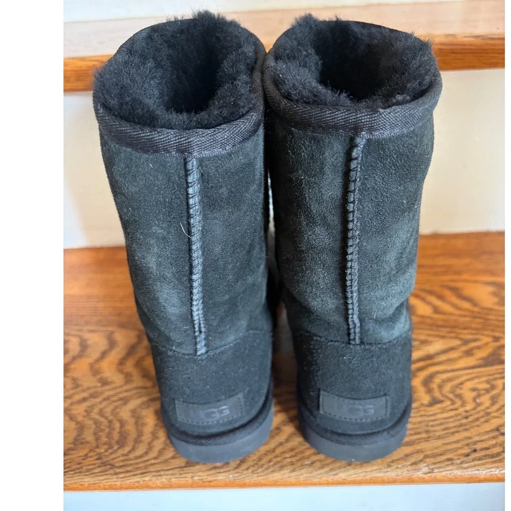 UGG Classic Short II Black Suede Sheepskin Boots‎ Size 7
